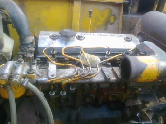 KOMATSU PC 60-5 เอกสารใบอินวอยซ์ครบ สภาพดีพร้อมใช้งาน เครื่องเดิมปั๊มเดิมไม่มีเยิ้มแห้งดีทั้งคัน ปั๊มไฮดรอลิกส์เช็กให้ใหม่ๆไม่มีโหลด บูมอาร์มไม่มีปะ เอวแน่นดี ช่วงล่างโซ่บูทใบแทรกหนาประมาณ 70\% พร้อมลงงานได้เลยครับ