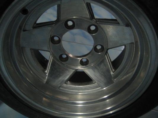 ขายแม็ก 6 รู 139 15นิ้ว กว้าง8นิ้ว ล้น ๆ เป็นล้อโบราณครับ ไม่เคยซ่อม