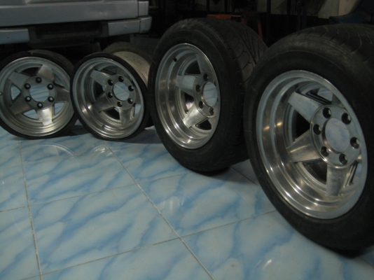 ขายแม็ก 6 รู 139 15นิ้ว กว้าง8นิ้ว ล้น ๆ เป็นล้อโบราณครับ ไม่เคยซ่อม