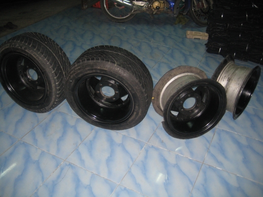 ขายแม็ก 6 รู 139 15นิ้ว กว้าง8นิ้ว ล้น ๆ เป็นล้อโบราณครับ ไม่เคยซ่อม