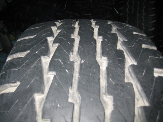 ขายยาง goodyear 31x10.50r15 ปี05 เก่าเก็บครับ ดอกยังเยอะ โล๊ะขายครับ ติชมต่อรองมา..