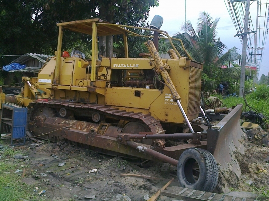 ขายรถแทรกเตอร์ตีนตะขาบFIATALLISของอิตาลี เป็นแทรกเตอร์คันใหญ่กว่าD60 นิหน่อย..