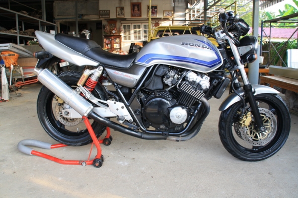 ขาย CB 400 ปี 2000 คาร์บูไฟฟ้า เทคนักศึกษา  สรรพสามิตแท้ เครื่องดี แรงเวอร์69000