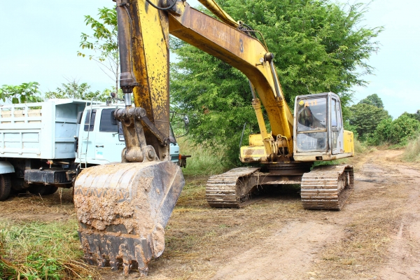 ขายรถแบคโฮ KOBELCO SK220 MARK III  เจ้าของขายเอง (ขายตามสภาพพร้อมขนส่งให้ครับ)