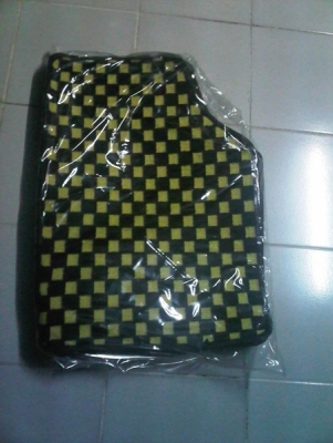 พรมลายหมากรุก สีดำเหลือง  ของใหม่