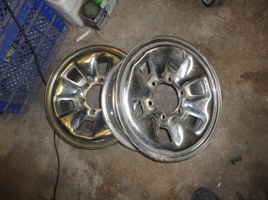 กะทะ 6 รูขอบ 15 และ 16 อย่างละ 1 วงราคาวงละ 800 บาท