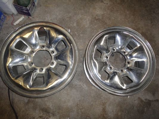 กะทะ 6 รูขอบ 15 และ 16 อย่างละ 1 วงราคาวงละ 800 บาท