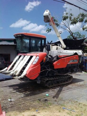 ชื้อ รถเกี่ยวข้าว KUBOTA  ก่อนสิ้นเดือนกันยายนนี้แถมฟรี เครื่อง สีข้าว YANMAR