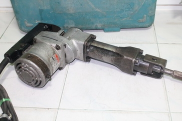เครื่องสกัดคอนกรีตไฟฟ้ายี่ห้อ makita hm1201 สภาพดีพร้อมใช้งาน