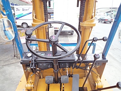 ขายรถยกโคมัสสึ 2 ตัน (รถสวย) เครื่องเบนซิน กระบอกคู่ เสาสูง 3 เมตร  พวงมาลัยเพาเว่อร์  สีเดิมจากนอก นำเข้าจากญี่ปุ่น ใช้งานได้ทันที