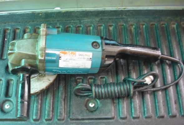 ขายเครื่องเจียรไฟฟ้า ยี่ห้อ makita รุ่น 9607NB ขนาด 7" 1800 วัตต์