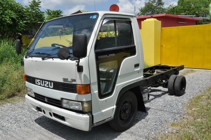 ขายรถ isuzu Elf วิ่งในโรงงาน ในรีสอร์ท หรือในสวน เครื่องดีเซล 2500cc เกียร์ธรรมดา เพลา ลอย