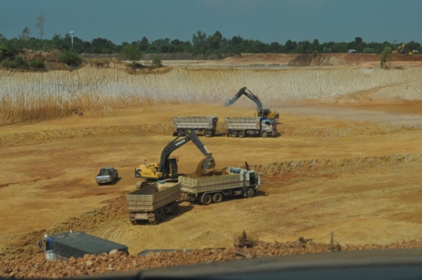 บริการเครื่องจักรหนัก รถบรรทุกให้เช่า และรับเหมาถมที่