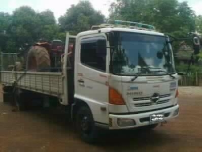 HINO MEGA Serie 500 - 175 HP FC9J ปี 53 กระบะเหล็กคาร์โก้ความยาว 6.50 เมตรสภาพสวยจัดทั้งภายนอกและภายใน เครื่องแห้งแรงดี ภายในเก๋งสวยครบพร้อม CD เครื่องเสียง แอร์ พ.เพาเวอร์ ก.ไฟฟ้า เบรคทริ๊ปฟี้ ช่วงล่างยางสภาพดี 70\% พร้อมบรรทุกพร้อมใช้งาน เอกสารทะเบียนภาษ