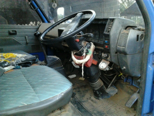 ISUZU KS 21 เครื่อง 165 HP 6BD1 กระบะคอกเหล็กความยาว 4.50 เมตร ช่วงล่างอย่างใหญ่คานหน้า F เฟืองท้าย F ครบพร้อม เครื่องแห้งแรงดีลงเล่มครบถูกต้อง หัวเก๋ง NPR 115 สภาพสวยภายในเก๋งคอนโซลครบพร้อม พวงมาลัยเพาเวอร์ ช่วงล่างคัชซีสวยไม่มีผุ ยาง 8.25 ขอบ 16 สภาพดี