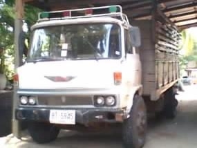HINO KL 185 HP HO7C รถบรรทุก 6 ล้อ กระบะเหล็กคอกไม้ความยาว 5 เมตรสภาพสวย เครื่องแน่นแรงดีมากๆ หัวเก๋งสีบางเดิมๆไม่่มีผุ ภายในเก๋งคอนโซลสวยครบ พวงมาลัยเพาเวอร์ ช่วงล่างคัชซีไม่มีบวม ยาง 9.00 ขอบ 20 สภาพดีประมาณ 70\% พร้อมใช้งาน เอกสารทะเบียนภาษีครบพร้อมโอน