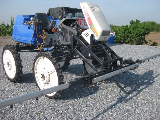 รถพ่นสารเคมีในนาข้าว