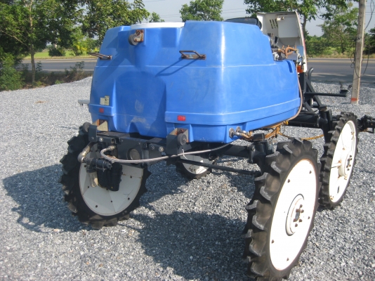 รถพ่นสารเคมีในนาข้าว