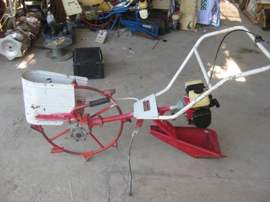 เครื่องแหวกร่องในข้าว