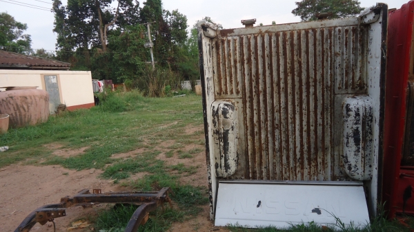 ขาวกระบะรถ นิสสันbig m เเค็ปเล็ก สีขาวราคา 6500บาท