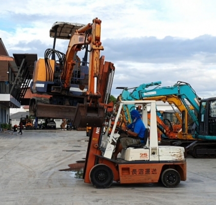 ขายด่วนราคา135,000บาทรถยกดีเซลนิสันFD25-10ยก2.5ตันเสาสูง3เมตรยกจริงวิ่งได้จริงหนัก2.5ตันสบายๆรถนอกสวยๆนำเข้ายังไม่เคยใช้งานในเมืองไทยเลย