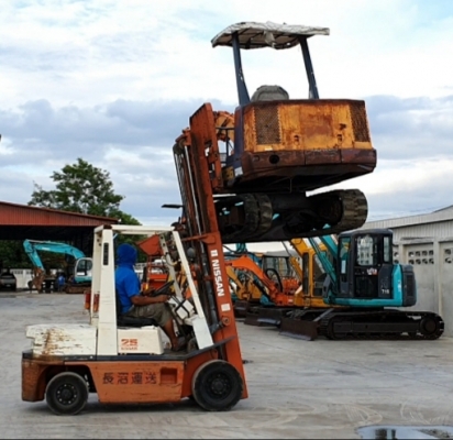 ขายด่วนราคา135,000บาทรถยกดีเซลนิสันFD25-10ยก2.5ตันเสาสูง3เมตรยกจริงวิ่งได้จริงหนัก2.5ตันสบายๆรถนอกสวยๆนำเข้ายังไม่เคยใช้งานในเมืองไทยเลย