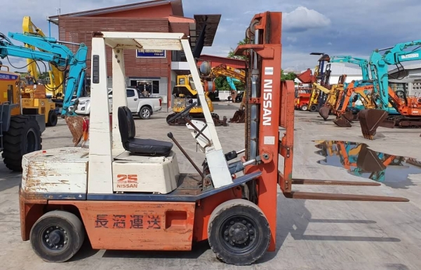 ขายด่วนราคา135,000บาทรถยกดีเซลนิสันFD25-10ยก2.5ตันเสาสูง3เมตรยกจริงวิ่งได้จริงหนัก2.5ตันสบายๆรถนอกสวยๆนำเข้ายังไม่เคยใช้งานในเมืองไทยเลย