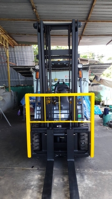 ขายรถยกโฟล์คลิฟท์ TCM ขนาด 3ตัน เสาสูง 4 เมตร ติดตั้งอุปกรณ์พิเศษไซด์ชิฟ (รถญี่ปุ่น )