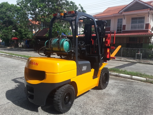 ฟอร์คลิฟท์ขนาด 3 ตันเสายกสูง 4.5 เมตรฟลูฟรี ติดงาเท เกียร์ออโต้ สนใจ โทร 0813535948
