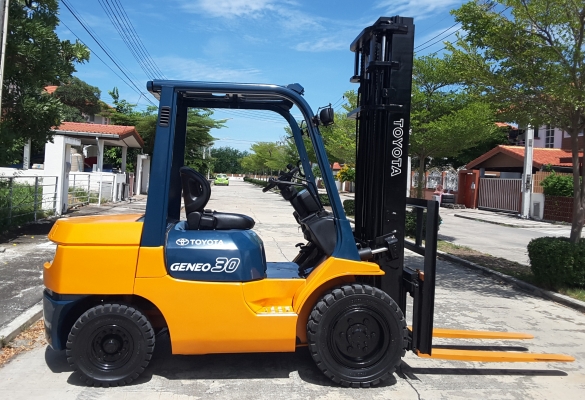 โตโยต้า 3 ตันเสายกสูง 4 เมตรงาสไลน์ซ้าย-ขวาเกียร์ออโต้ สนใจ 0813535948