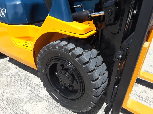 โตโยต้า 3 ตันเสายกสูง 4 เมตรงาสไลน์ซ้าย-ขวาเกียร์ออโต้ สนใจ 0813535948