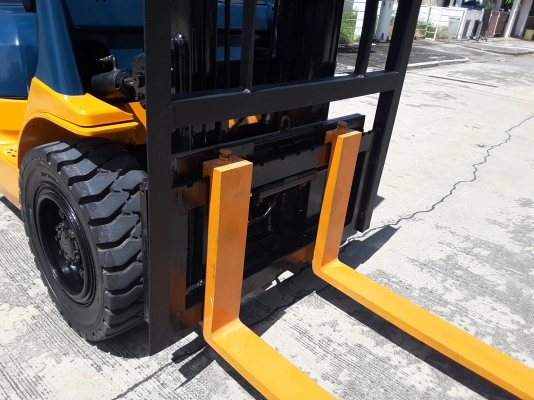 โตโยต้า 3 ตันเสายกสูง 4 เมตรงาสไลน์ซ้าย-ขวาเกียร์ออโต้ สนใจ 0813535948