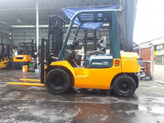 ขายรถโฟล์คลิฟท์ยี่ห้อ TOYOTA 7FD25 เครื่องดีเซล2Z เกียร์ออโต้