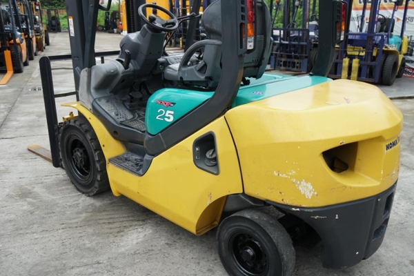 Komatsu FG25-16 ขนาดยก2.5ตัน เสายกสูง3เมตร เครื่องยนต์เบนซิล ใช้งานมาน้อยแค่2พันชั่วโมง