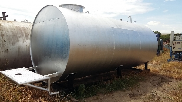 ขาย ถังน้ำ ถังน้ำมัน มือสอง  13000 ลิตร หนา สวย พร้อมแท่นหัวจ่าย พร้อมใช้ค่ะ