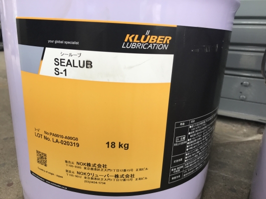 ขายจารบีเกรดคุณภาพสูง KLUBER รุ่น Sealub S-1 เนื้อเหลือง made in Japan น้ำหนัก 18Kg. ของใหม่ พร้อมใช้งาน ราคาถังละ 1,800 บาท มี 2ถังครับ