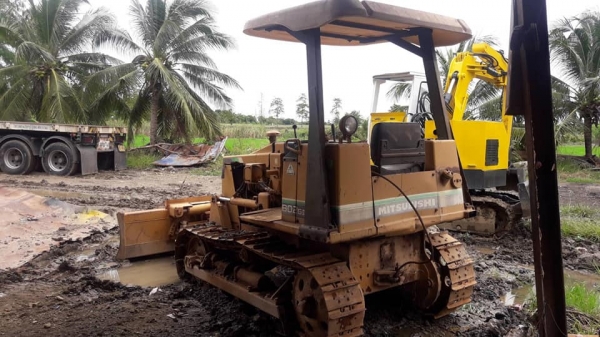 SALE* FROM JAPAN ขายถูกด่วนๆรถดันดิน BULLDOZER MITSUBISHI BD2G ,หลังคาขาว ,ตีนไก่ ,สินค้าเก่านอก