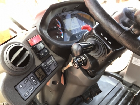 ขายรถตักล้อยาง HITACHI ZW150 (เทียบเท่า WA270-6) ปี 2013 นำเข้าเองจากญี่ปุ่น สวยพร้อมใช้ มีVDOการทำงานครับ