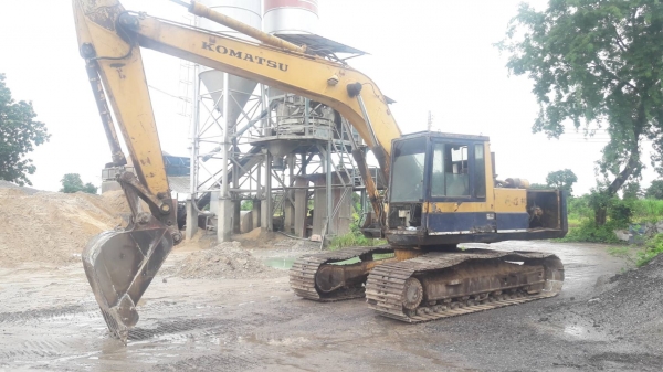ขายรถแบคโฮ KOMATSU PC200-3 สภาพพร้อมไช้