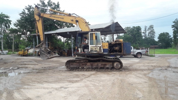 ขายรถแบคโฮ KOMATSU PC200-3 สภาพพร้อมไช้