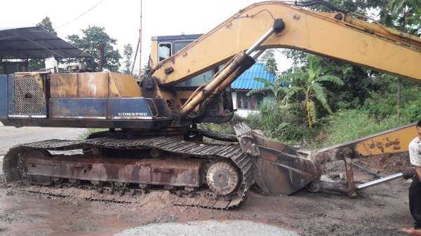 ขายรถแบคโฮ KOMATSU PC200-3 สภาพพร้อมไช้