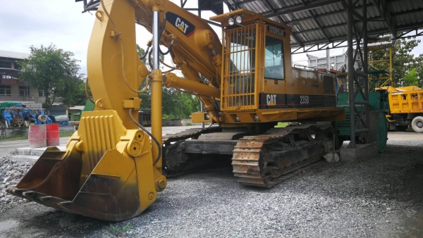 Caterpillar 235B /แม็กโครตักออก สวยเต็มตามรุ่น ใช้งานน้อย