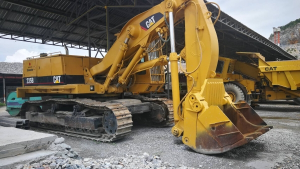 Caterpillar 235B /แม็กโครตักออก สวยเต็มตามรุ่น ใช้งานน้อย