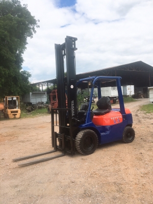 รถโฟลคลิฟท์ TOYOTA 2.5ตัน รุ่น7 เครื่องดีเซล เสาสูง5 เมตร งาสไลด์
