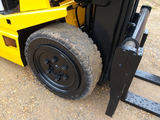 ขายรถยก TCM FD25 Z2 เครื่องดีเซล C240 เสาสูง 5 เมตร ยกได้ 2.5 ตัน เกียร์ธรรมดา สไลด์ชิพ ยางตันหน้า-หลัง รถนอกนำเข้า ติดต่อ 063-5628992 ขายรถยก TCM FD25 Z2 เครื่องดีเซล C240 เสาสูง 5 เมตร ยกได้ 2.5 ตัน เกียร์ธรรมดา สไลด์ชิพ ยางตันหน้า-หลัง รถนอกนำเข้า ติดต่อ 063-5628992