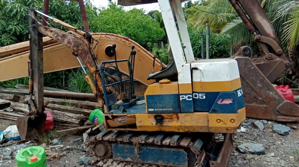 ขาย komatsu. Pc05-6พร้อมโป๊ะลงน้ำพร้อมใช้งาน