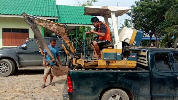 ขาย komatsu. Pc05-6พร้อมโป๊ะลงน้ำพร้อมใช้งาน