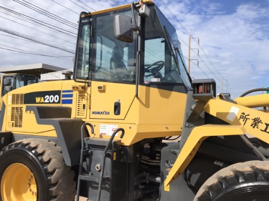 ขายรถตักล้อยาง KOMATSU WA200-5 (6,xxx ชั่วโมง) นำเข้าเองจากญี่ปุ่น สภาพสวยพร้อมใช้ มีVDOการทำงานครับ