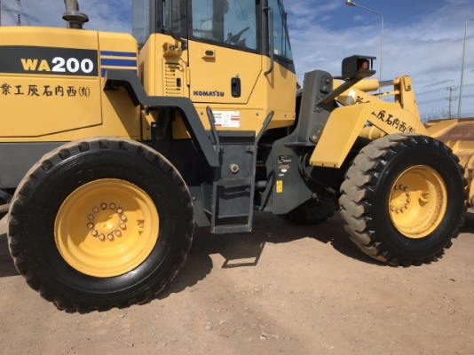 ขายรถตักล้อยาง KOMATSU WA200-5 (6,xxx ชั่วโมง) นำเข้าเองจากญี่ปุ่น สภาพสวยพร้อมใช้ มีVDOการทำงานครับ