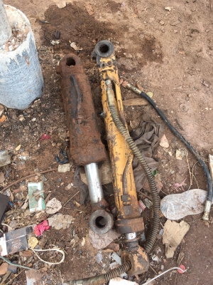 ขายกระบอกไฮโดรลิค pc200 กะบอกละ5500บาท 0816278866